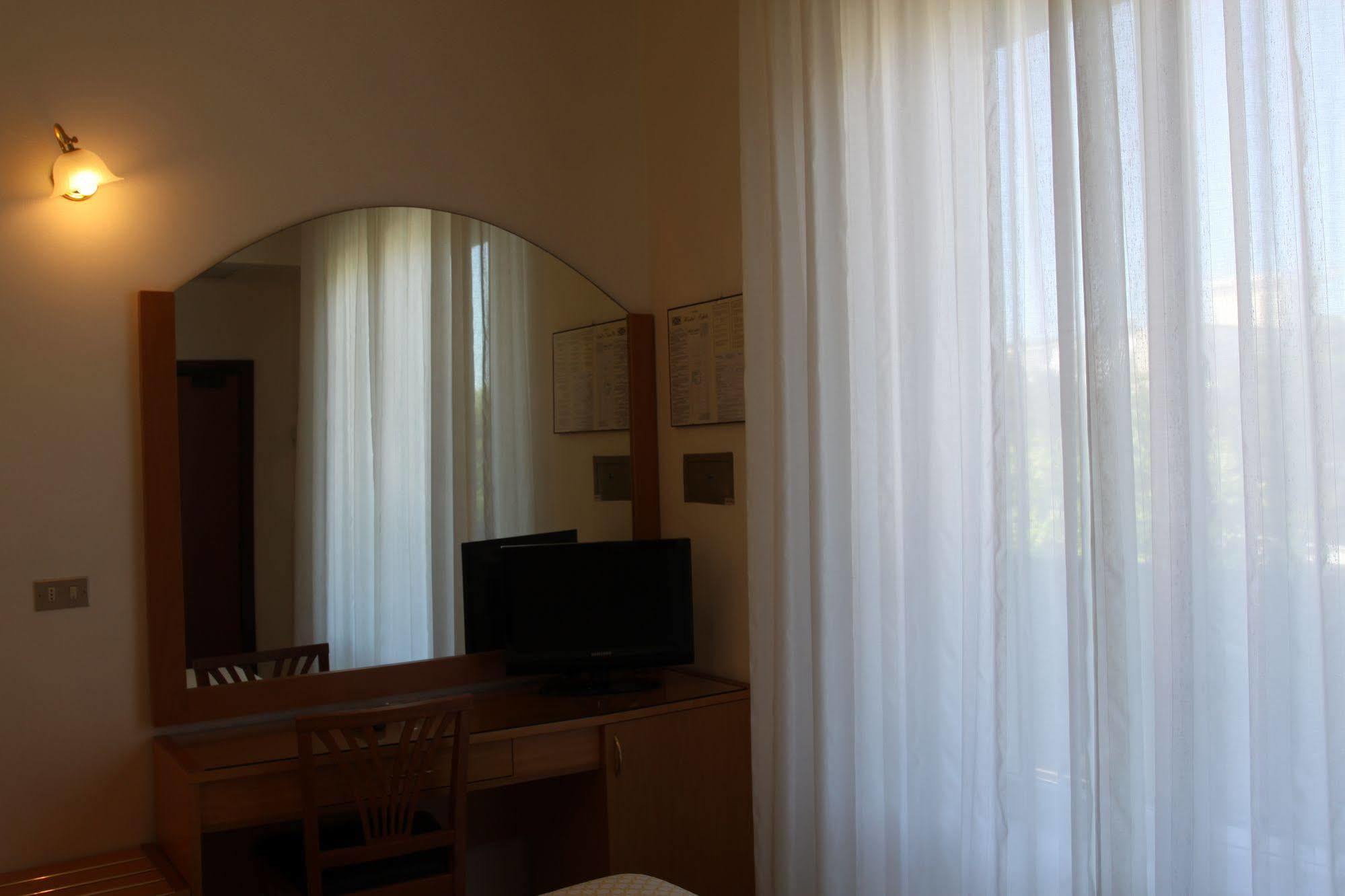 Hotel Adele Bellaria-Igea Marina Buitenkant foto