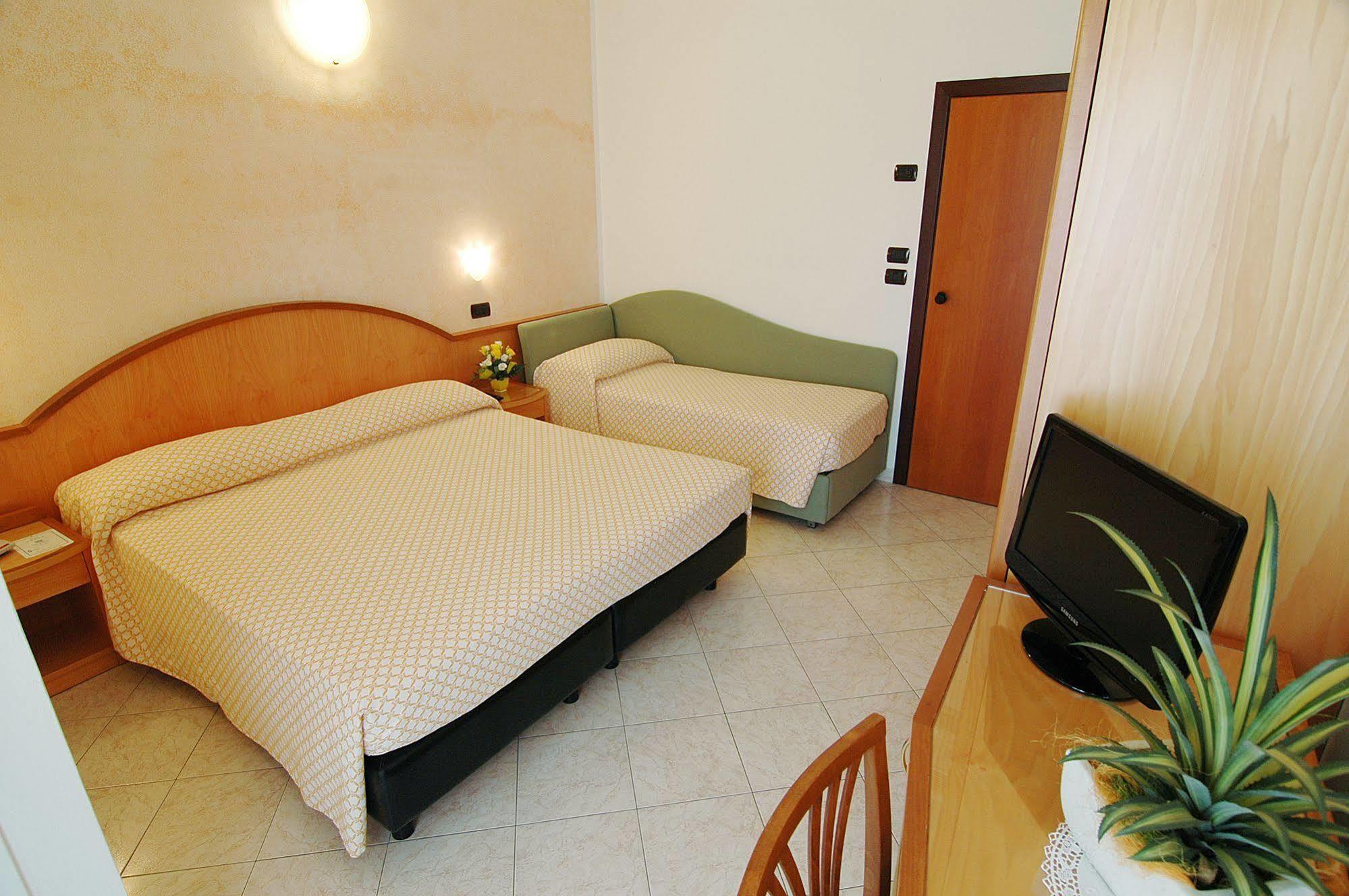 Hotel Adele Bellaria-Igea Marina Buitenkant foto