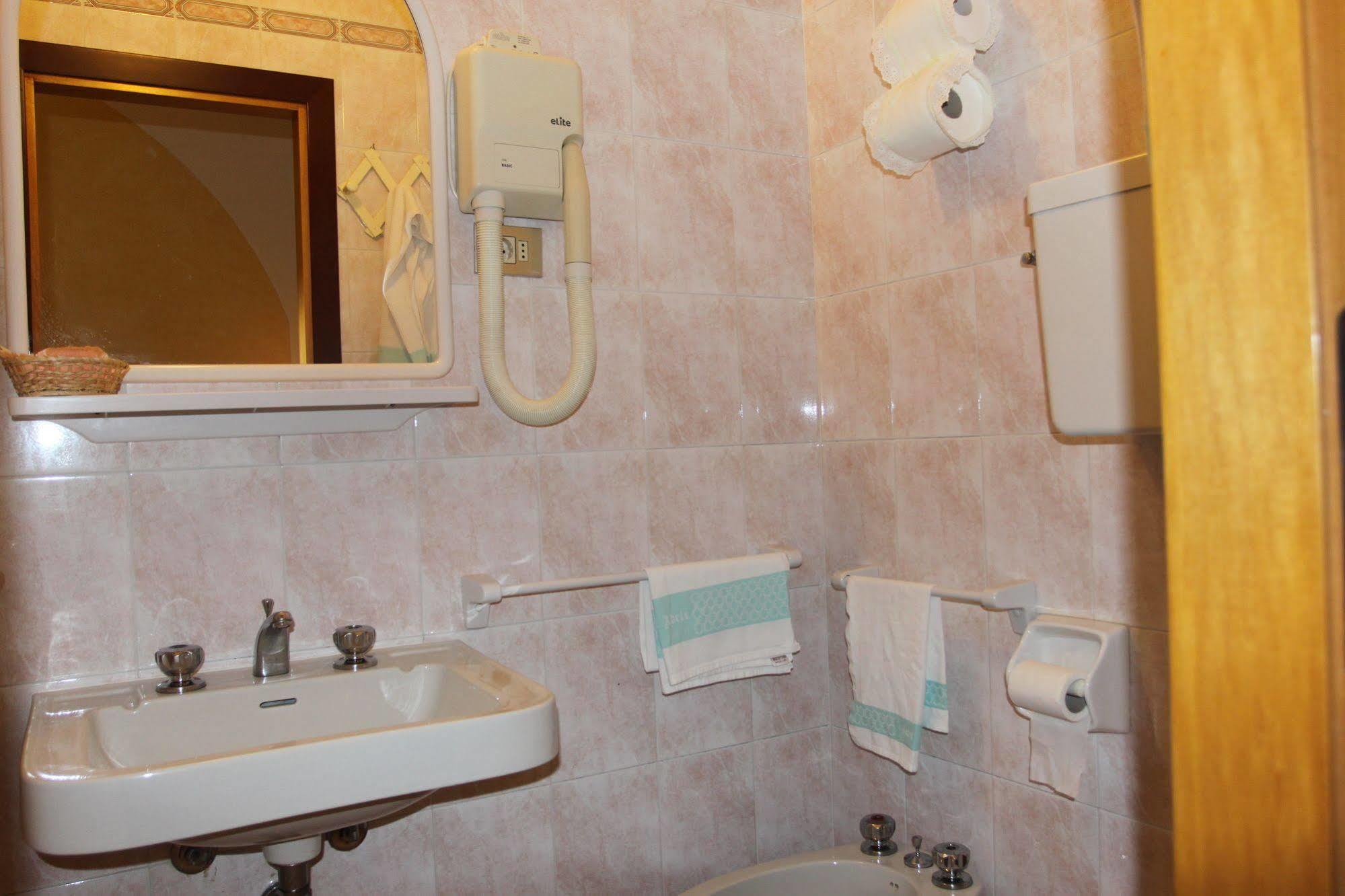 Hotel Adele Bellaria-Igea Marina Buitenkant foto