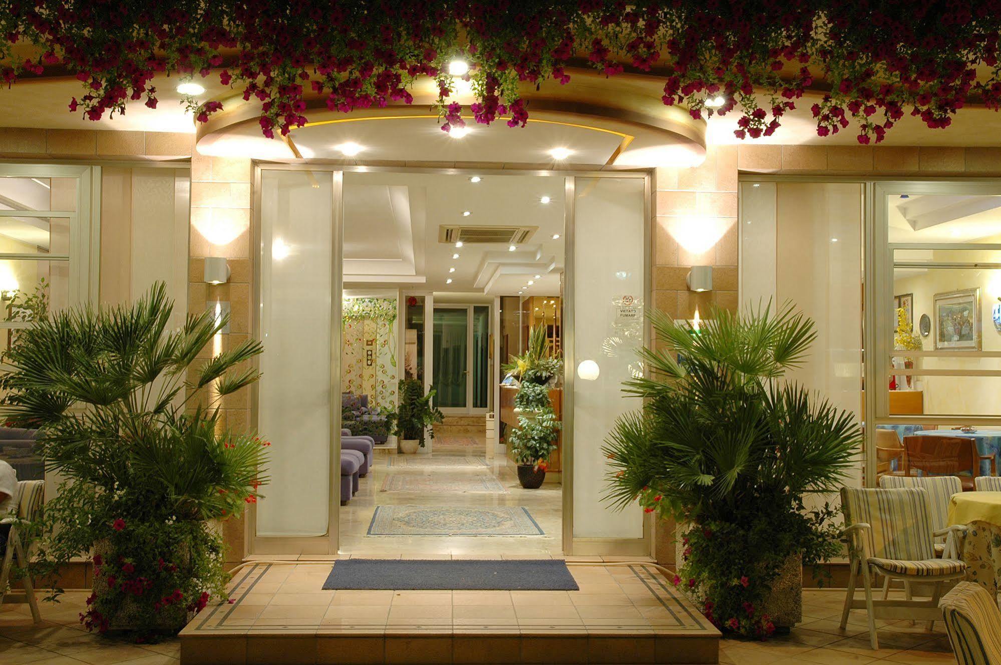 Hotel Adele Bellaria-Igea Marina Buitenkant foto