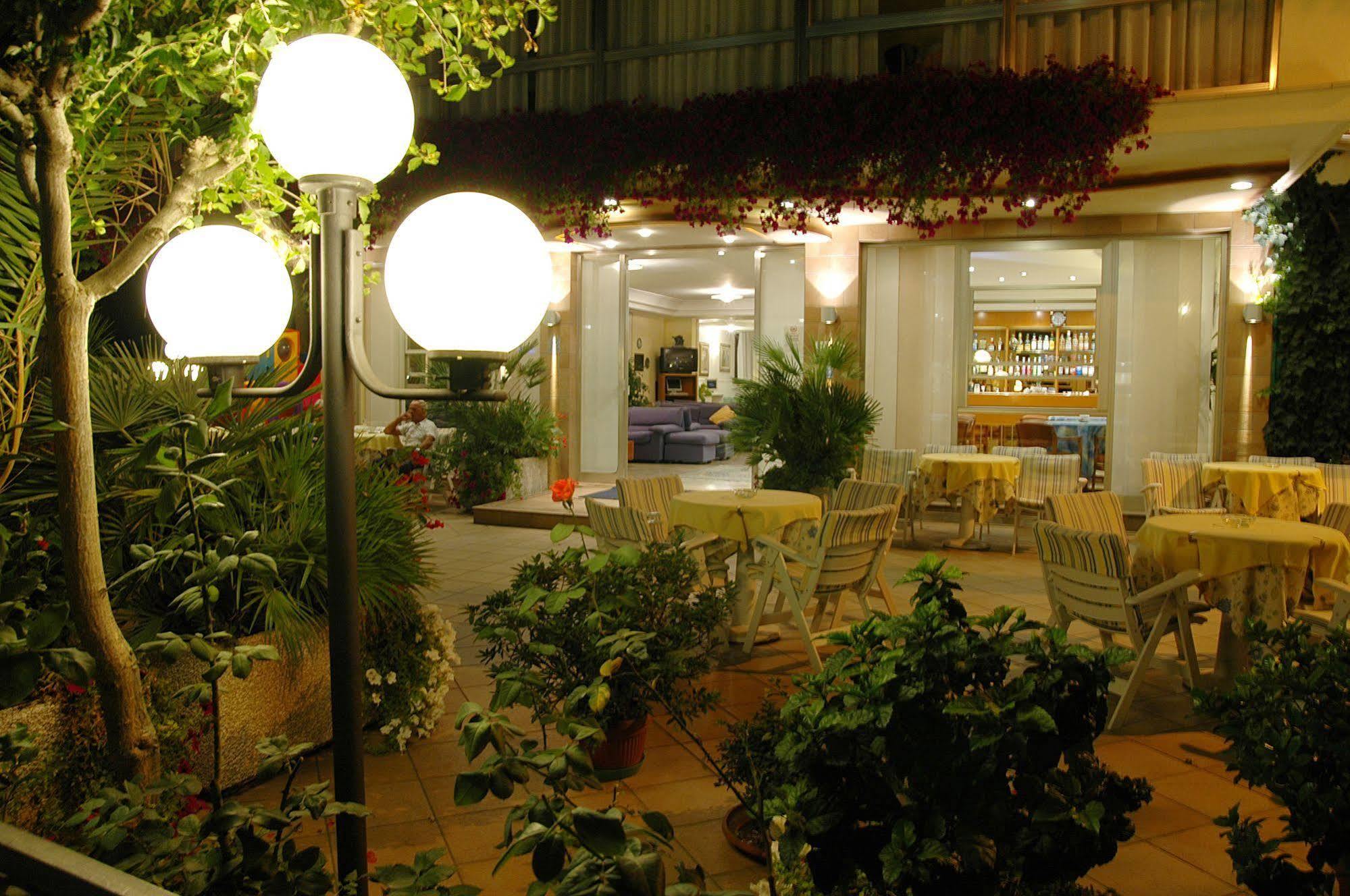 Hotel Adele Bellaria-Igea Marina Buitenkant foto