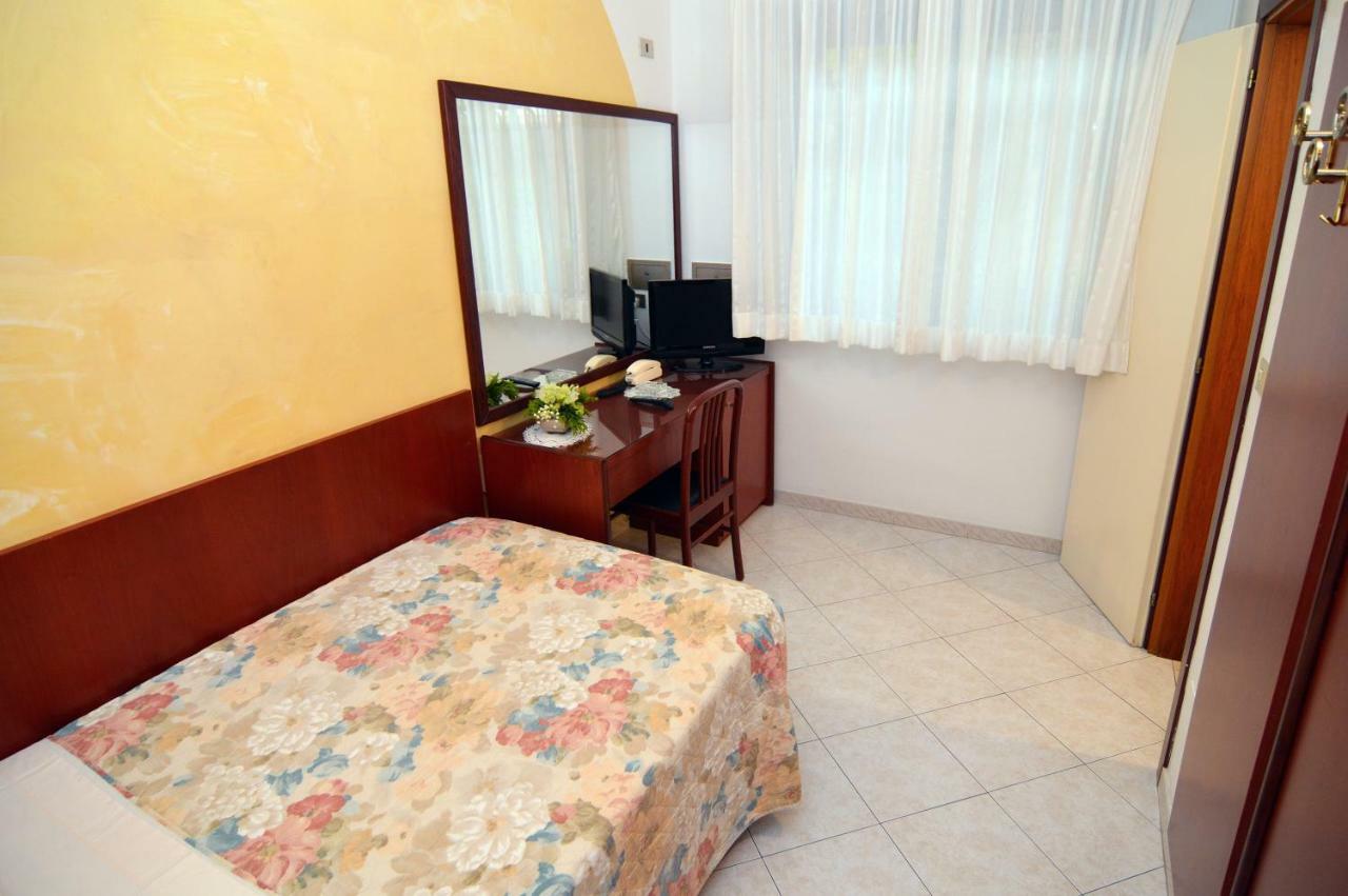 Hotel Adele Bellaria-Igea Marina Buitenkant foto