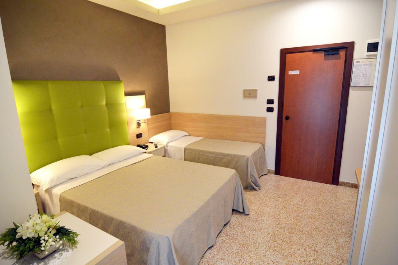 Hotel Adele Bellaria-Igea Marina Buitenkant foto
